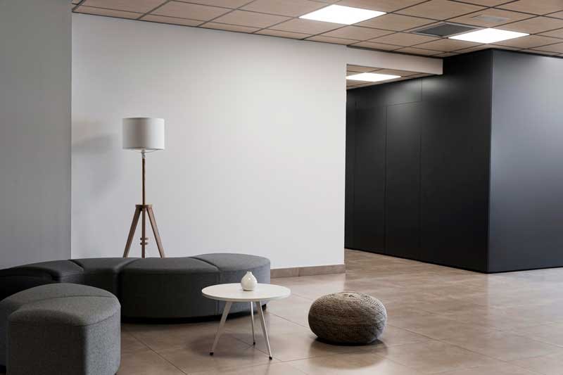 Espacio interior moderno con pared vacía sin diseño paramétrico ni paneles 3D decorativos